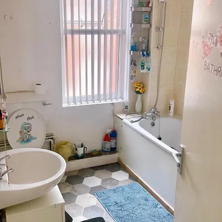 منزل للإقامة One Double Bedroom Center *