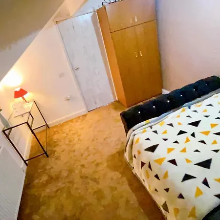 One Double Bedroom Center ليدز
