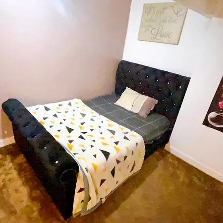 One Double Bedroom Center منزل للإقامة *